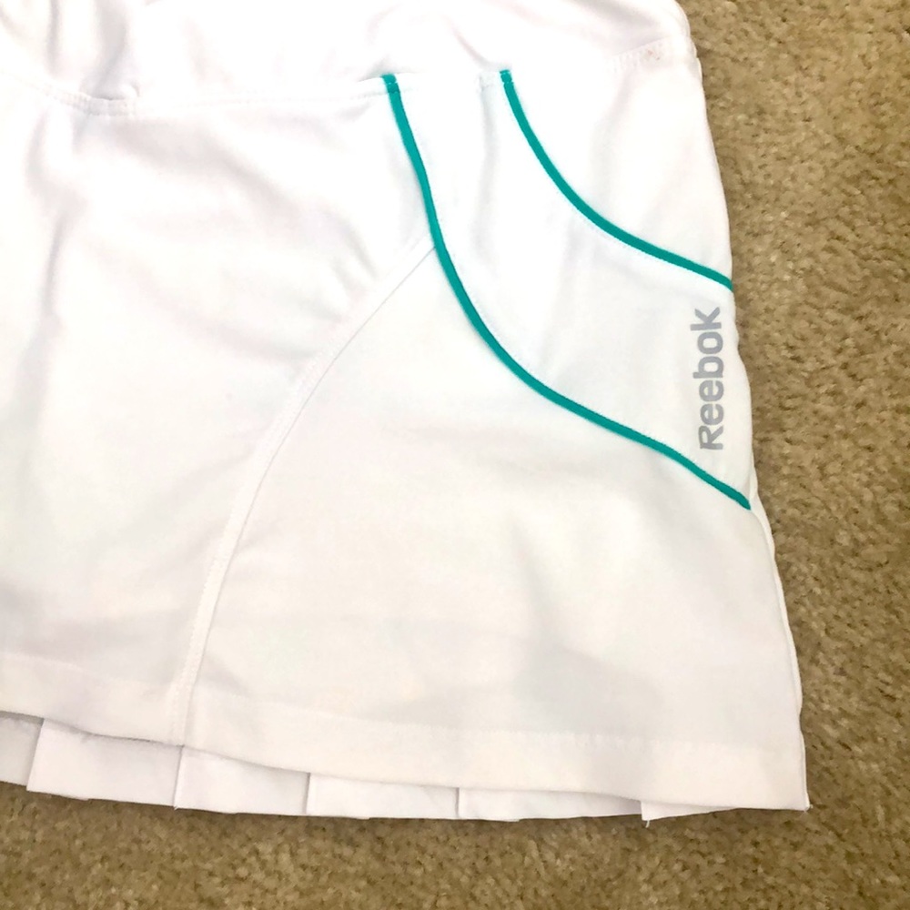 Reebok white workout skirt with teal trim & built in shorts. NWOT! Sz XS. - Picture 4 of 4